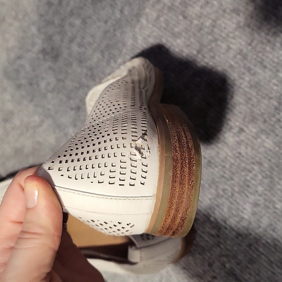 White flats - Picture 2 of 5